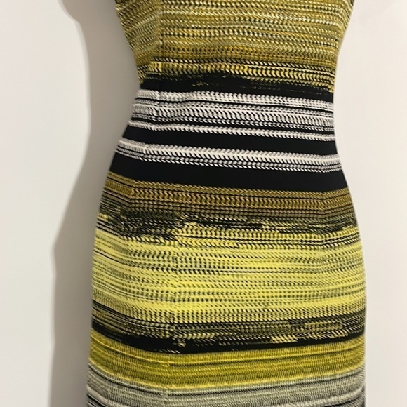 MADISON LEIGH - Women’s MIDI Dress! - Picture 3 of 7